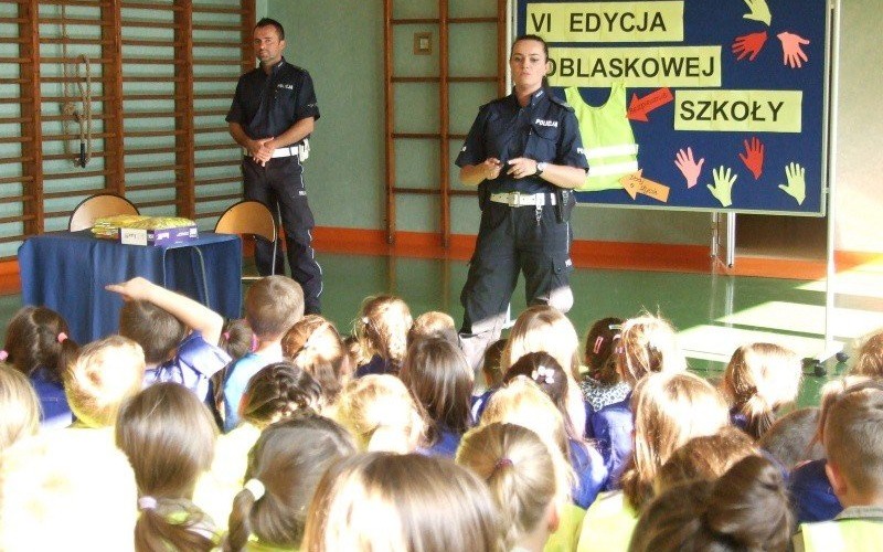 Odblaskowa Szkoła w Przeciszowie. Akcja z udziałem funkcjonariuszy z Komendy Powiatowej Policji w Oświęcimiu