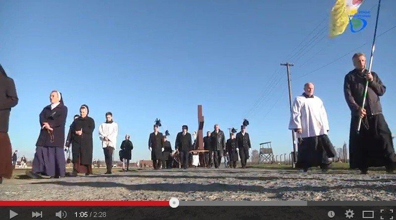 Wspólna modlitwa w Auschwitz Birkenau