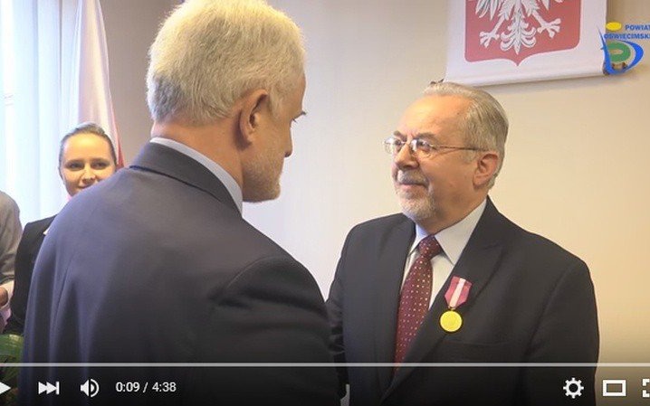 Medal Złoty za zasługi dla byłego starosty Józefa Krawczyka (WIDEO)