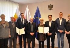 Przekazanie Kroniki Rady Powiatu w Oświęcimiu I Kadencji