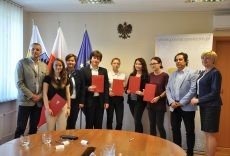 Podpisanie umów stypendialnych ze studentami medycyny