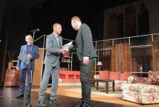 Starosta Zbigniew Starzec wręcza „Duszka Powiatu” Darkowi Maciborkowi