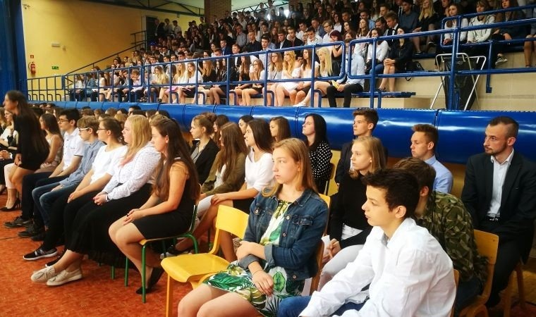 Uczniowie odbierają świadectwa. W tym roku będą mieli jedne z najdłuższych wakacji