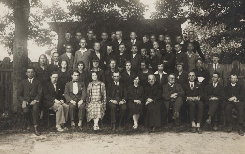 Pracownicy szkoły świętują 100 - lecie istnienia Konara