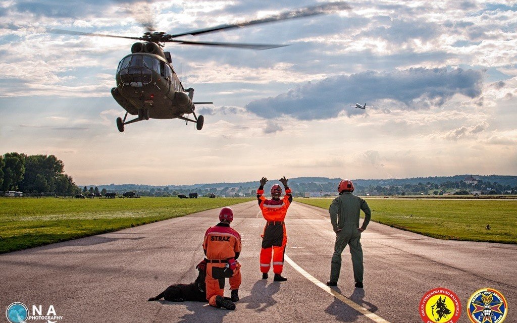 Wojskowy śmigłowiec i psy ratownicze, czyli ćwiczenia Grup Poszukiwawczo-Ratowniczych