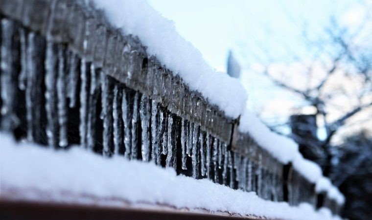 Sople i śnieg należy usuwać z dachu. To obowiązek właściciela budynku