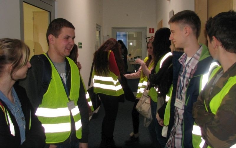 Logistycy z powiatowej "Szóstki" na wycieczce w DB Schenker