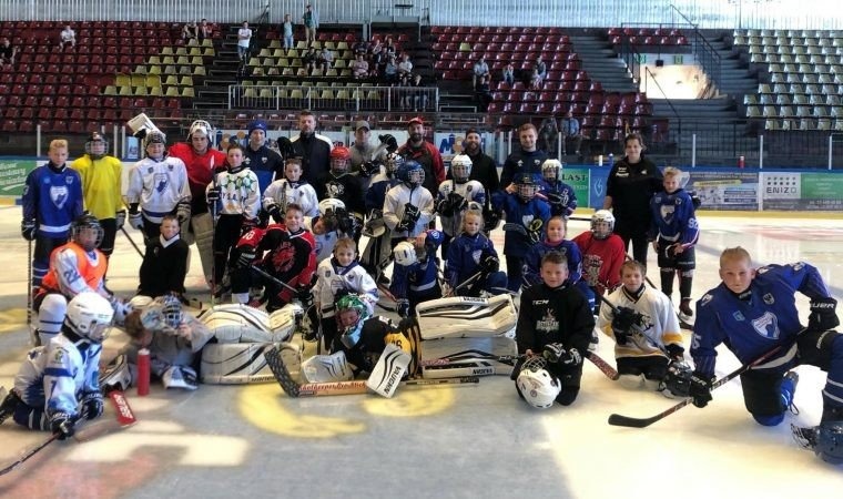 Trenowali na lodzie i robili wieszaki… na medale