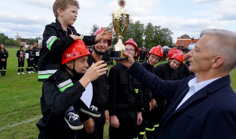 Biegali, wspinali się i polewali wodą