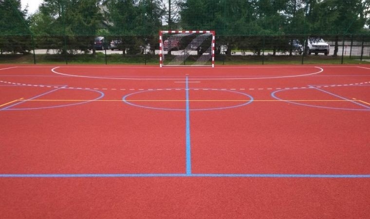 Dwa z pięciu boisk już po przebudowie