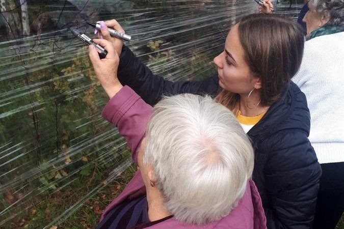 Jesienne obrazy seniorów z DDP i młodzieży z powiatowego „Chemika”
