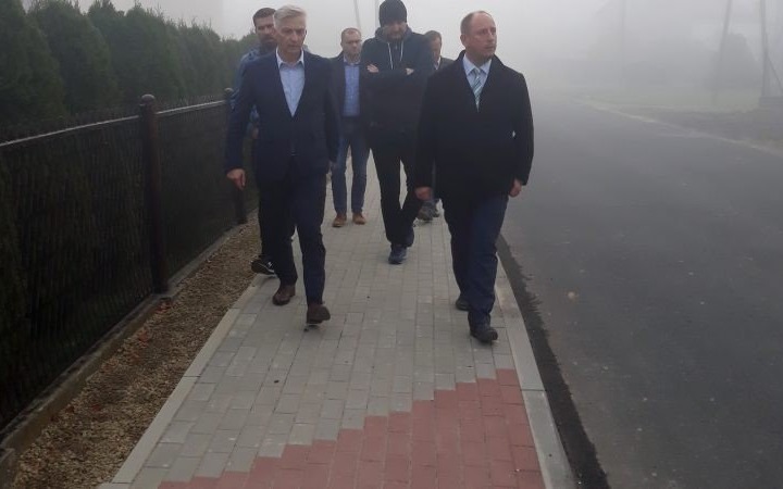 Pół kilometra nowego chodnika przy drodze powiatowej w Malcu