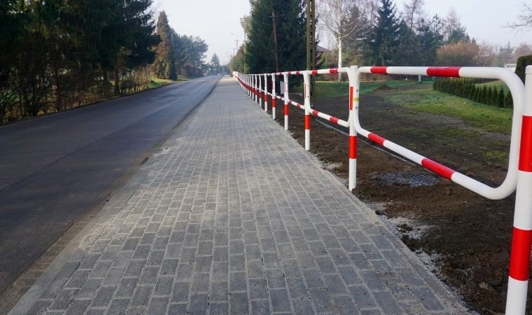Mieszkańcy Włosienicy cieszą się z chodnika przy drodze powiatowej