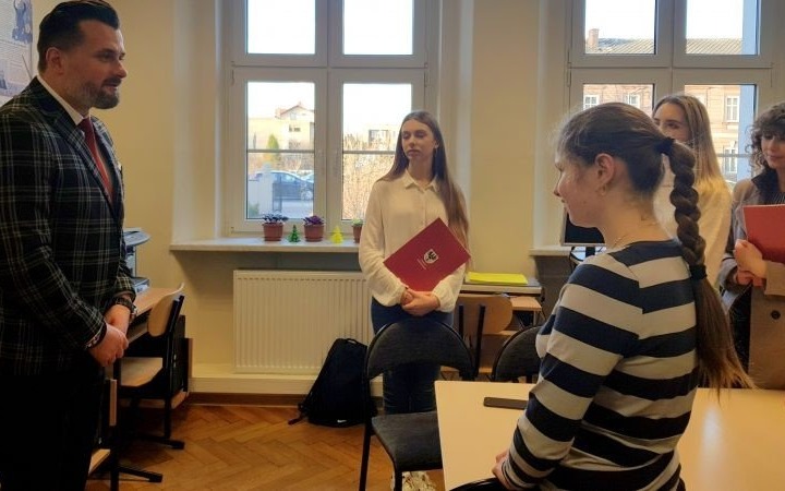 Podziękowania wicestarosty dla uczniów i nauczycieli z dwóch powiatowych szkół