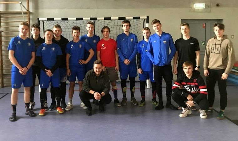 Trener personalny pomaga młodym hokeistom Unii