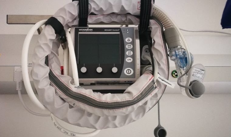 Oświęcimska uczelnia przekazała szpitalowi respirator