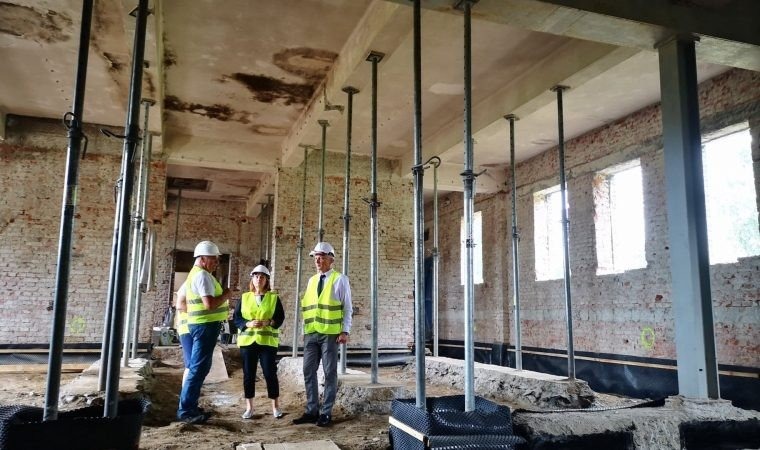 Włodarze Powiatu monitorowali stan prac na budowie nowej siedziby Muzeum Pamięci