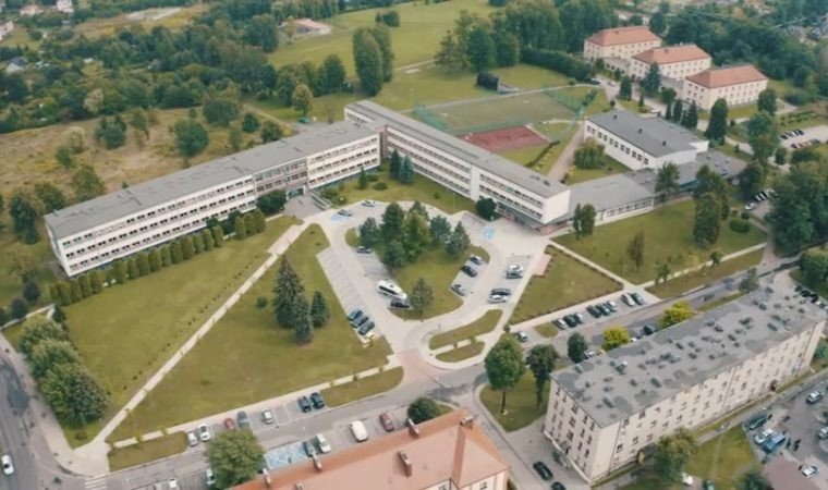 Po długiej przerwie uczniowie wrócili do szkół. Kształcenie (na razie) w tradycyjnej formule