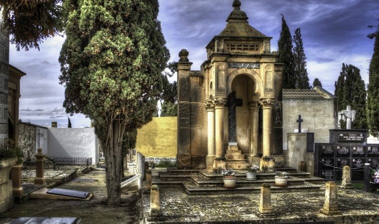 Zmiany w organizacji ruchu w pobliżu nekropolii i dodatkowe kursy autobusów