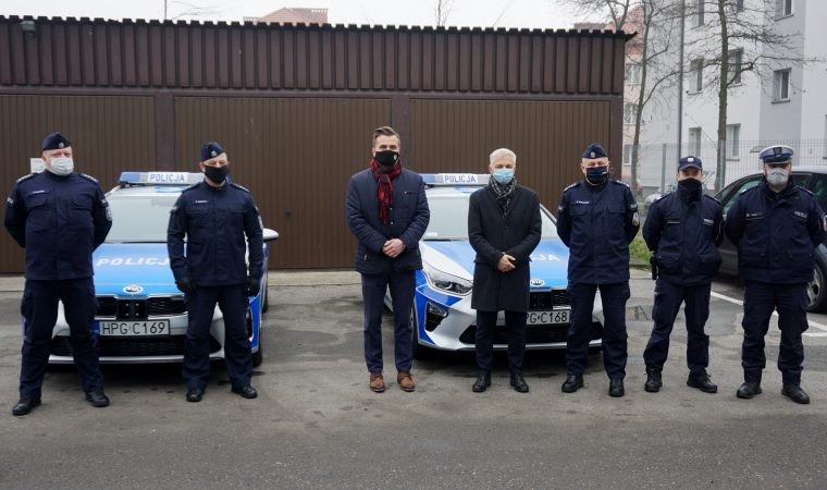 Nowe radiowozy dla Komendy Powiatowej Policji. Zakup aut dla dzielnicowych i drogówki wsparł Powiat Oświęcimski
