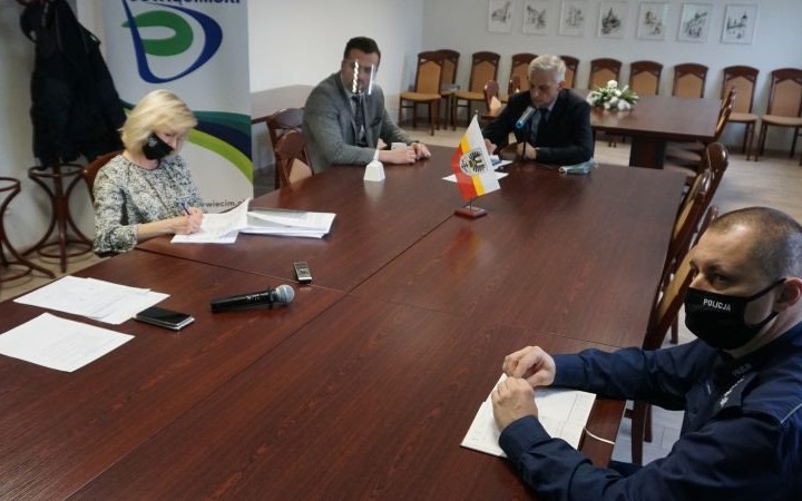 Posiedzenie Powiatowego Zespołu Zarządzania Kryzysowego. Kontrole i wnioski po pożarze w Synthosie