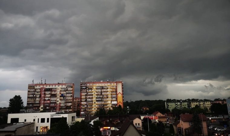 Gwałtowne burze, grad i ulewny deszcz. Ponad 40 zdarzeń w naszym powiecie