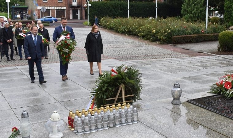 Władze Powiatu Oświęcimskiego oddały hołd ofiarom II wojny światowej
