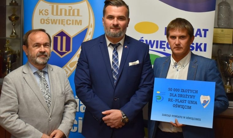 Powiat Oświęcimski wsparł „biało-niebieską” drużynę w hokeju na lodzie