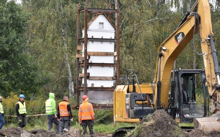 Zabytkowa kapliczka przy „Chemiku” przeniesiona na nowe miejsce