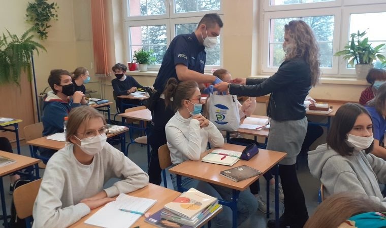 Odblaski zakładamy, w oczy się rzucamy