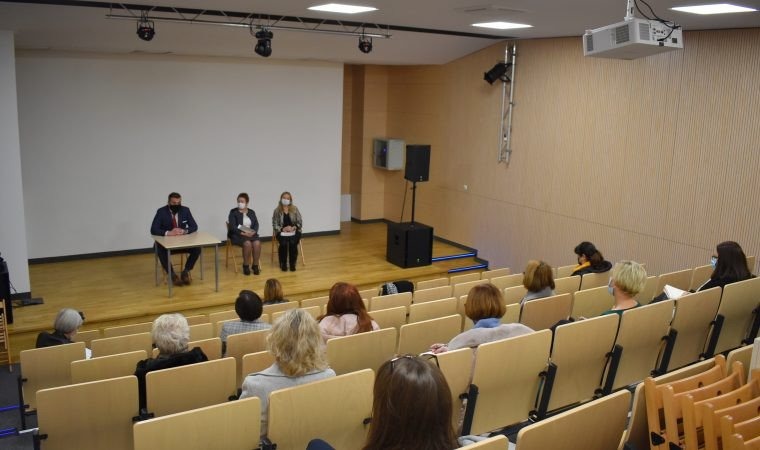 Koronawirus w natarciu. Coraz trudniejsza sytuacja w powiatowych szkołach