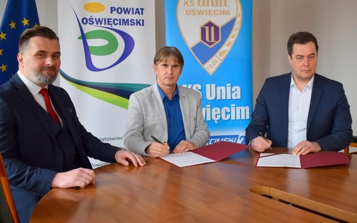 Powiat znów wsparł „biało-niebieskich”. Celem mistrzostwo Polski w hokeju