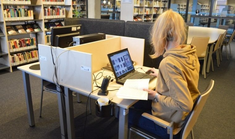 Strefa coworkingowa w powiatowej książnicy