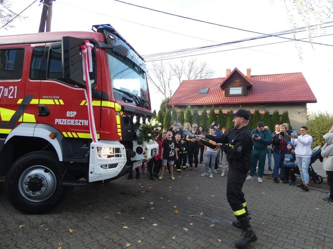 Nowy pojazd dla strażaków z Przecieszyna