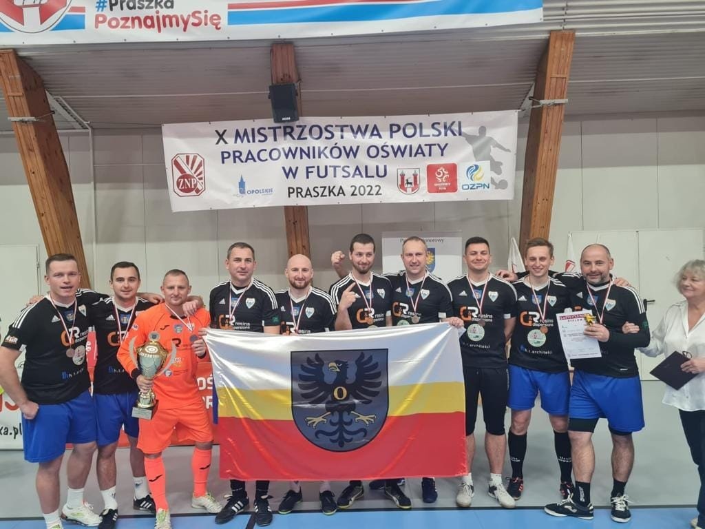 Nauczyciele z Powiatu Oświęcimskiego trzeci na Mistrzostwach Polski Pracowników Oświaty w Futsalu