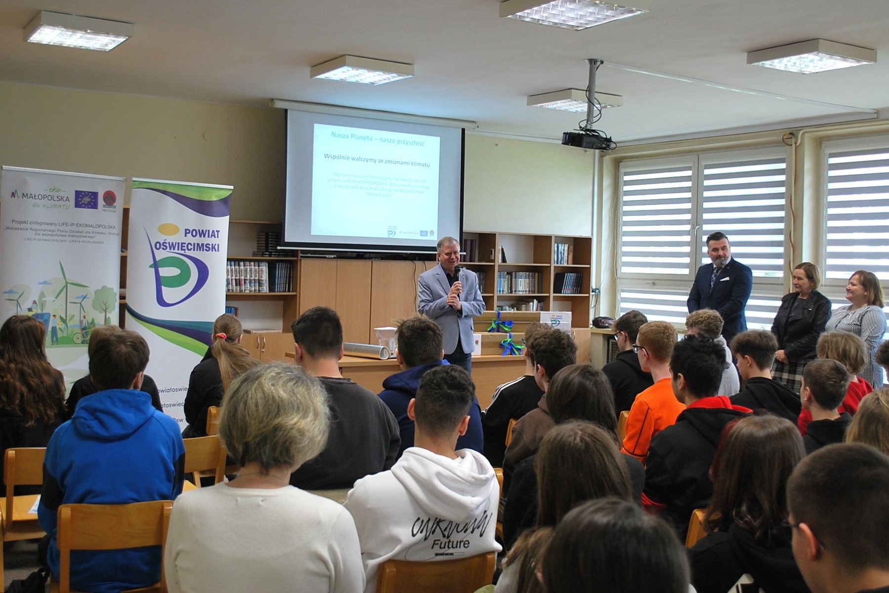 Powiatowi włodarze przekazali energooszczędne świetlówki dla „Chemika”