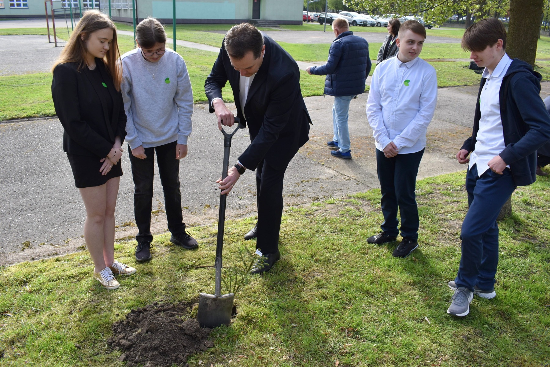 Włodarze i uczniowie posadzili drzewa przed oświęcimską „Czwórką”