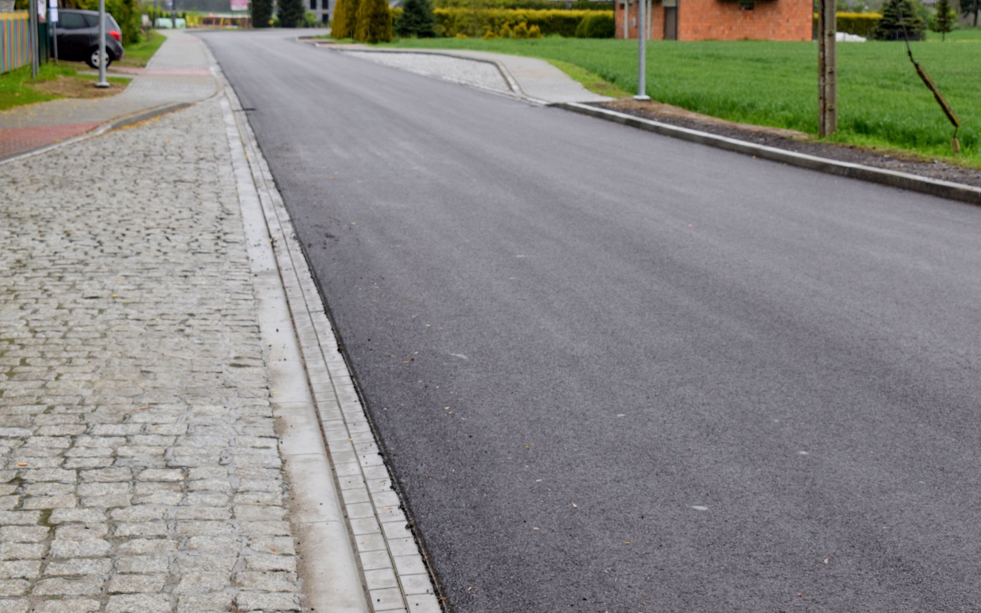 Nowa nawierzchnia i chodnik na drodze powiatowej w Łowiczkach