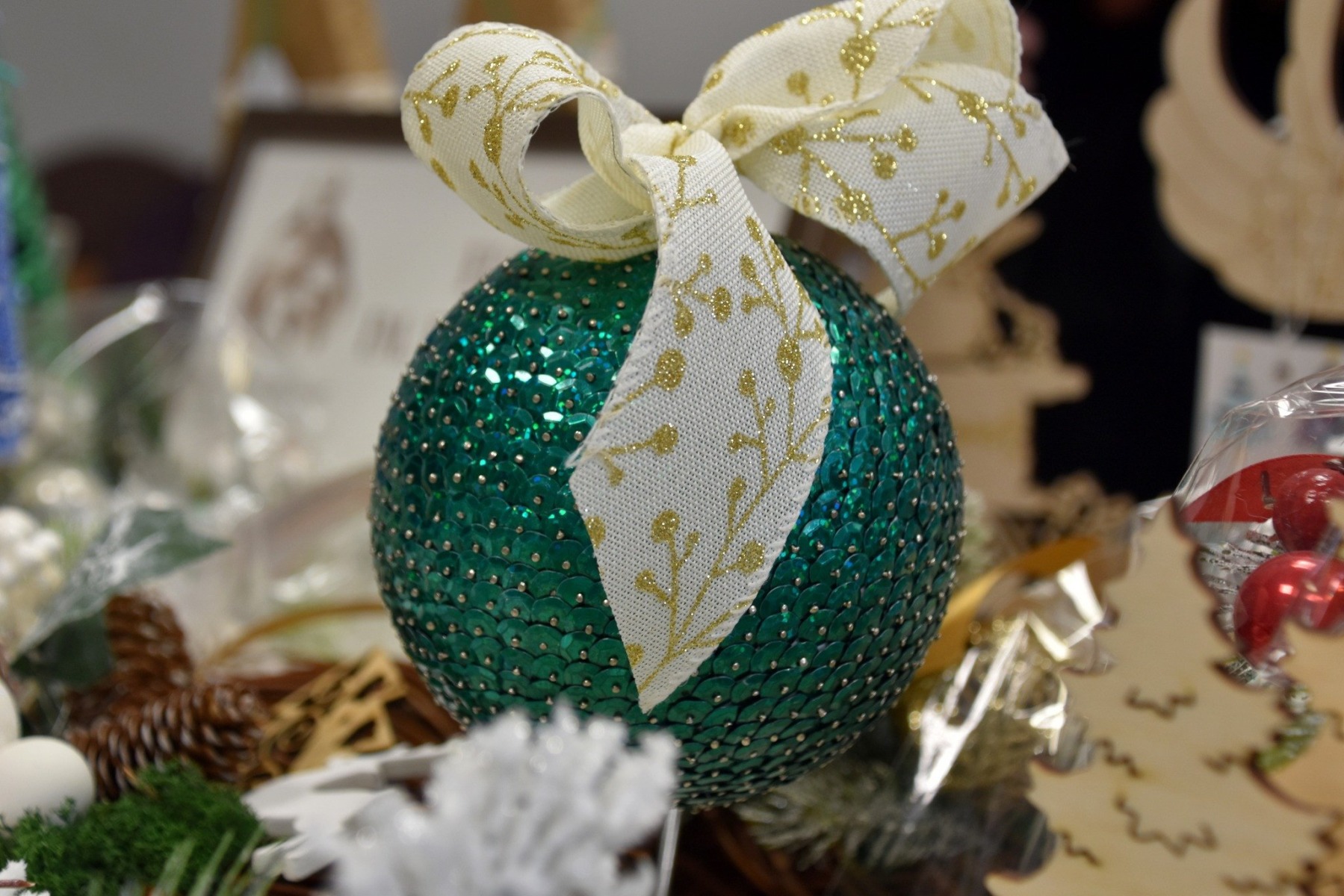 Przepiękne ozdoby świąteczne na kiermaszu w starostwie