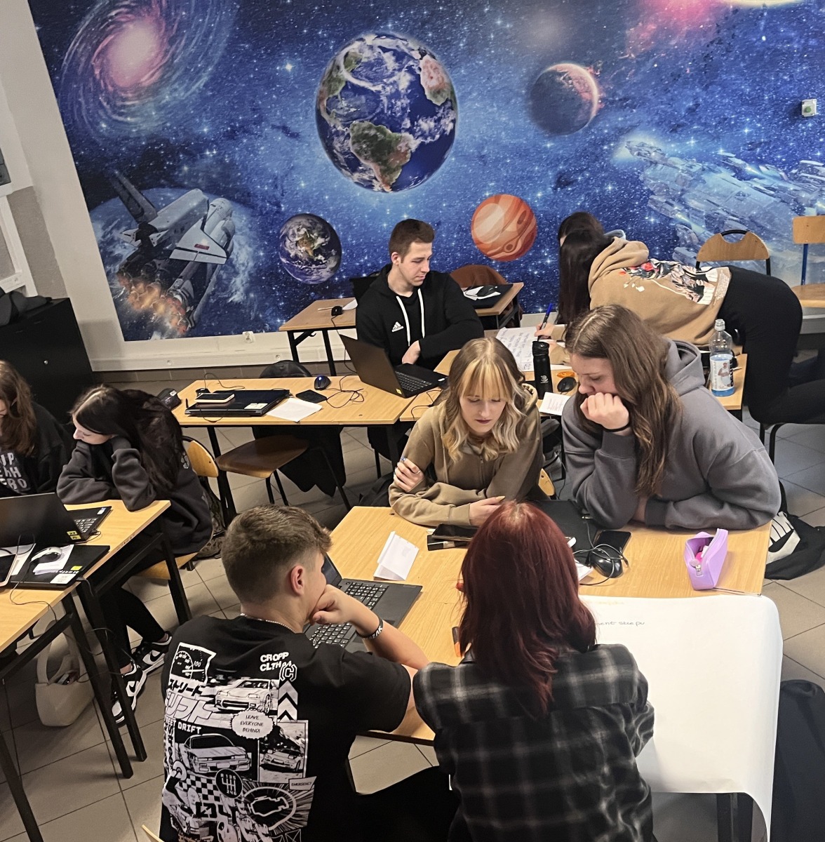 W powiatowej „Szóstce” także się szkolą. Edukacja XXI wieku, która łączy teorię z praktyką!