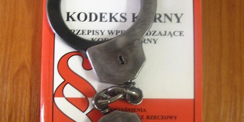 Oświęcim - 44 - letnia ekspedientka sprzedała alkohol nieletnim