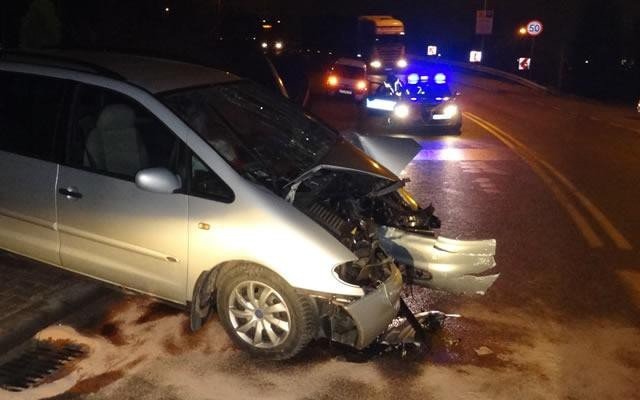 Babice - 21-latek stracił panowanie nad pojazdem i uderzył w barierę