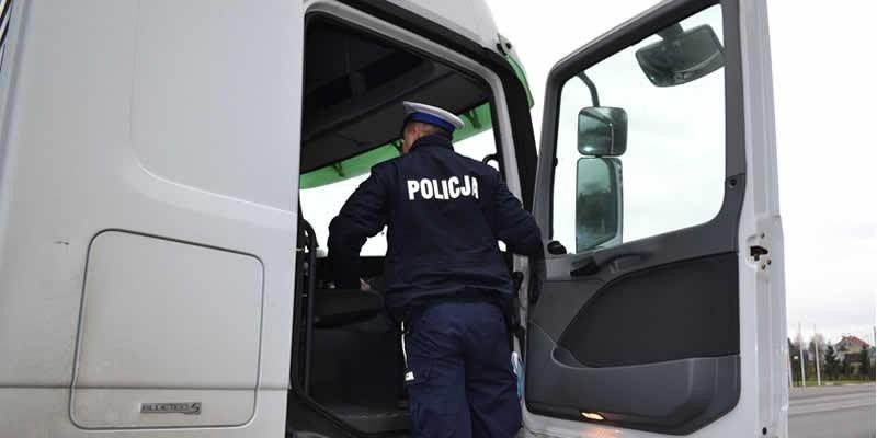 Powiat - zatrzymane dowody, alkohol i mandaty, czyli akcja Bus i Truck