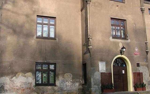 Poręba Wielka - nowa szkoła czy remont pałacu? Co jest lepsze?