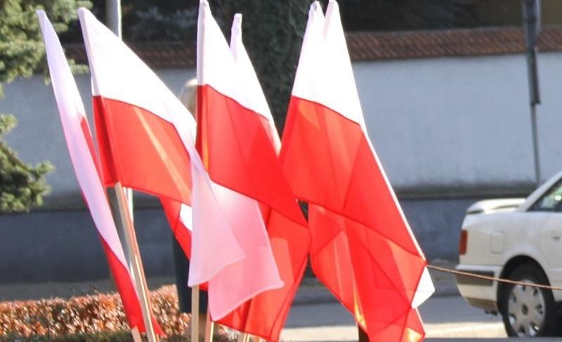 "Patrioci" z kradzionymi flagami