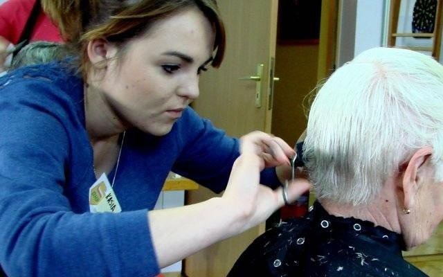 Oświęcim - prawdziwy salon fryzjerski dla seniorów z DDP