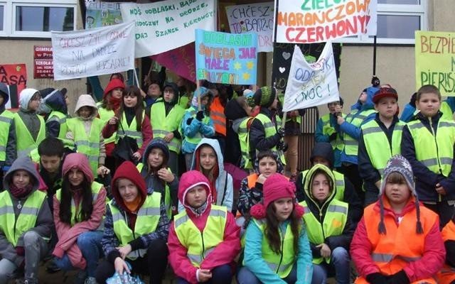 Przeciszów - maszerowali, aby promować noszenie odblasków