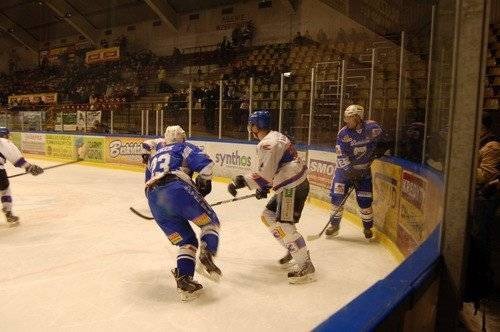 HOKEJ NA LODZIE. Strzelecki trening biało-niebieskich