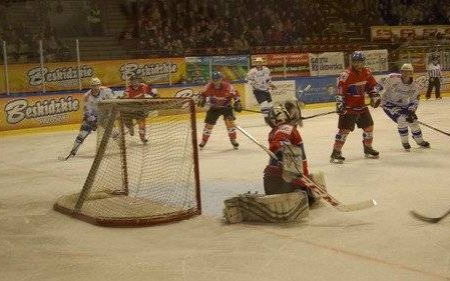 HOKEJ NA LODZIE. W Oświęcimiu pewne zwycięstwo „gości”