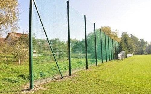 WITKOWICE. Boisko poszerzono, postawiono piłkochwyty